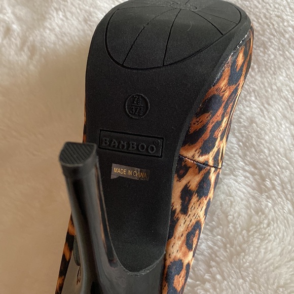 NEW BAMBOO Satin Leopard Print Platform Pumps Size 7 1/2 - Picture 7 of 15